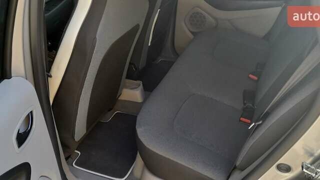 Серый Рено Зое, объемом двигателя 0 л и пробегом 80 тыс. км за 7200 $, фото 24 на Automoto.ua