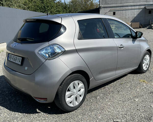 Серый Рено Зое, объемом двигателя 0 л и пробегом 140 тыс. км за 6700 $, фото 6 на Automoto.ua