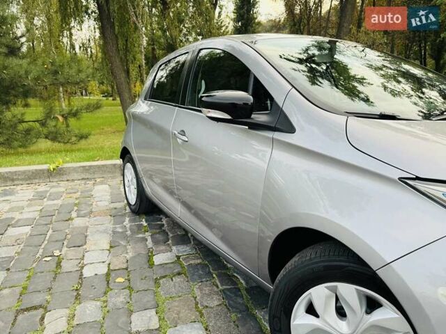 Серый Рено Зое, объемом двигателя 0 л и пробегом 85 тыс. км за 8444 $, фото 28 на Automoto.ua