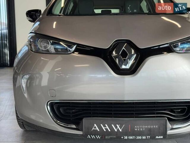 Серый Рено Зое, объемом двигателя 0 л и пробегом 61 тыс. км за 7300 $, фото 2 на Automoto.ua