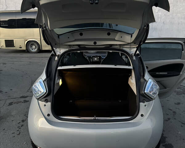 Серый Рено Зое, объемом двигателя 0 л и пробегом 84 тыс. км за 7200 $, фото 9 на Automoto.ua