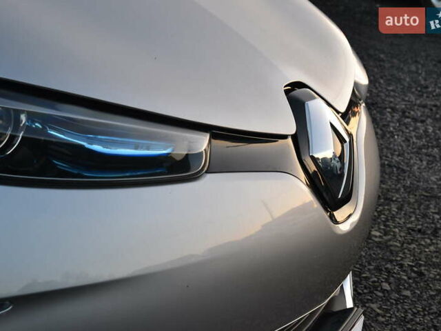 Серый Рено Зое, объемом двигателя 0 л и пробегом 98 тыс. км за 6999 $, фото 3 на Automoto.ua