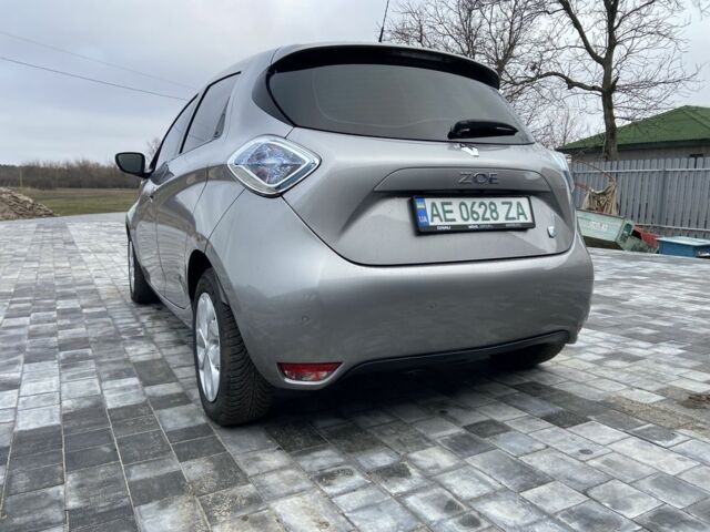 Серый Рено Зое, объемом двигателя 0 л и пробегом 142 тыс. км за 9000 $, фото 7 на Automoto.ua