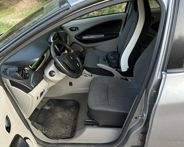 Серый Рено Зое, объемом двигателя 0 л и пробегом 56 тыс. км за 8000 $, фото 8 на Automoto.ua