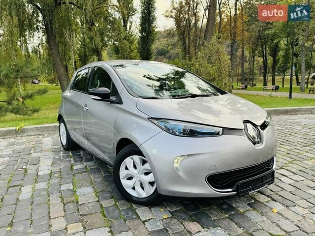 Серый Рено Зое, объемом двигателя 0 л и пробегом 85 тыс. км за 8444 $, фото 37 на Automoto.ua