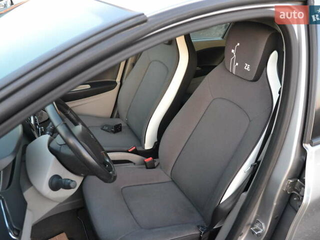 Серый Рено Зое, объемом двигателя 0 л и пробегом 98 тыс. км за 6999 $, фото 15 на Automoto.ua