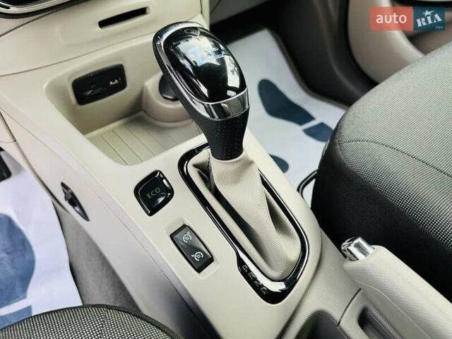 Серый Рено Зое, объемом двигателя 0 л и пробегом 85 тыс. км за 8444 $, фото 83 на Automoto.ua