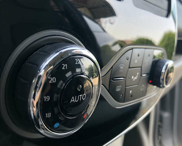 Серый Рено Зое, объемом двигателя 0 л и пробегом 94 тыс. км за 8300 $, фото 8 на Automoto.ua