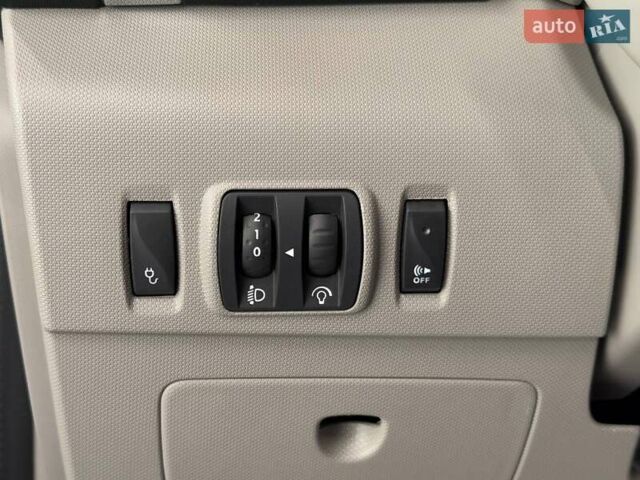 Серый Рено Зое, объемом двигателя 0 л и пробегом 61 тыс. км за 7300 $, фото 41 на Automoto.ua