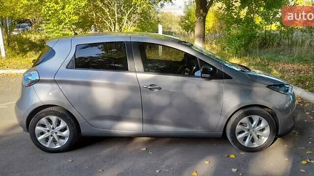 Серый Рено Зое, объемом двигателя 0 л и пробегом 80 тыс. км за 7200 $, фото 9 на Automoto.ua