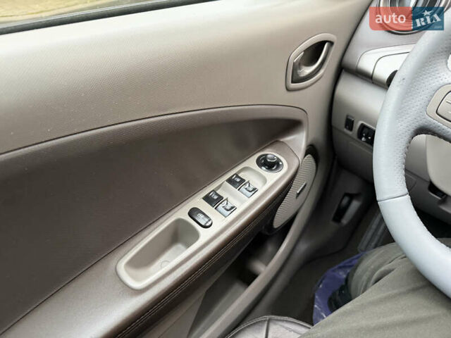 Серый Рено Зое, объемом двигателя 0 л и пробегом 118 тыс. км за 8950 $, фото 12 на Automoto.ua