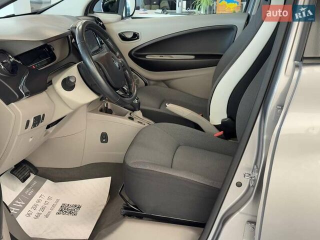 Серый Рено Зое, объемом двигателя 0 л и пробегом 61 тыс. км за 7300 $, фото 21 на Automoto.ua