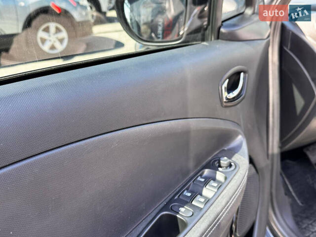 Серый Рено Зое, объемом двигателя 0 л и пробегом 127 тыс. км за 8900 $, фото 6 на Automoto.ua