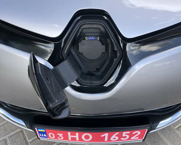 Серый Рено Зое, объемом двигателя 0 л и пробегом 81 тыс. км за 6999 $, фото 17 на Automoto.ua