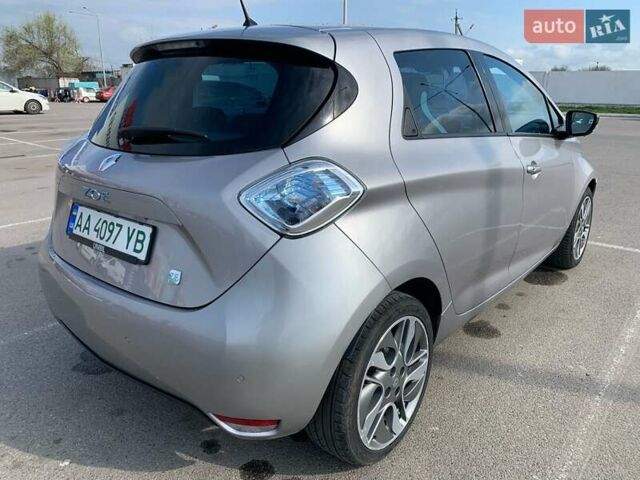Серый Рено Зое, объемом двигателя 0 л и пробегом 113 тыс. км за 8000 $, фото 6 на Automoto.ua