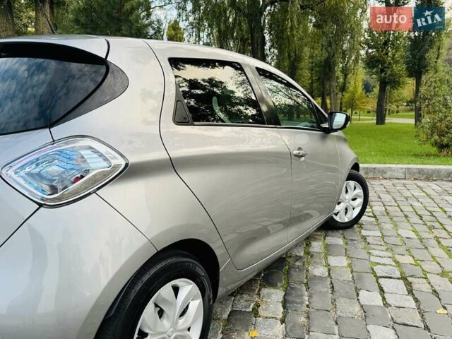 Серый Рено Зое, объемом двигателя 0 л и пробегом 85 тыс. км за 8444 $, фото 49 на Automoto.ua