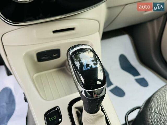 Серый Рено Зое, объемом двигателя 0 л и пробегом 85 тыс. км за 8444 $, фото 84 на Automoto.ua
