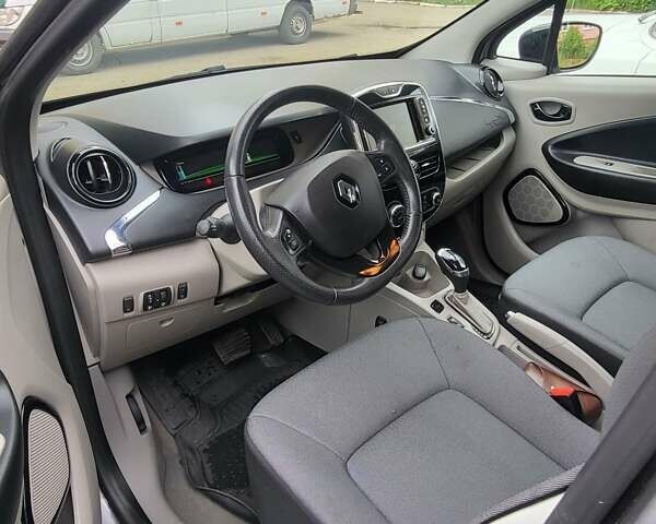 Серый Рено Зое, объемом двигателя 0 л и пробегом 90 тыс. км за 7400 $, фото 18 на Automoto.ua