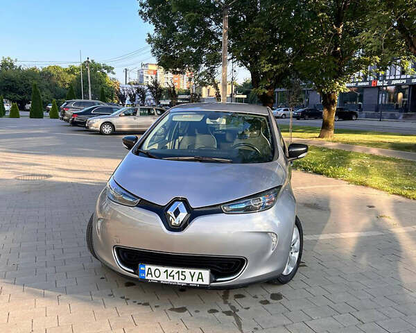 Серый Рено Зое, объемом двигателя 0 л и пробегом 125 тыс. км за 7500 $, фото 1 на Automoto.ua