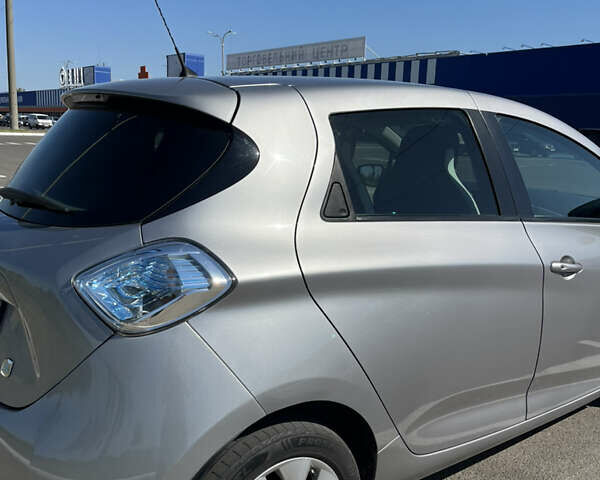 Серый Рено Зое, объемом двигателя 0 л и пробегом 101 тыс. км за 7600 $, фото 8 на Automoto.ua