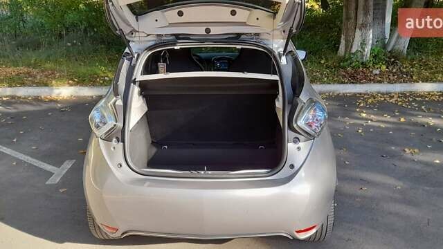 Серый Рено Зое, объемом двигателя 0 л и пробегом 80 тыс. км за 7200 $, фото 34 на Automoto.ua