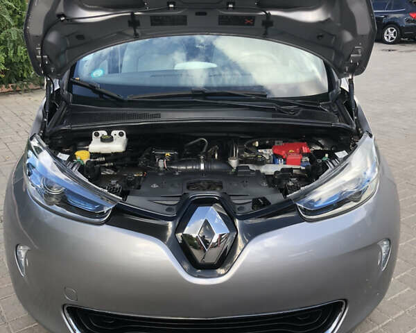 Серый Рено Зое, объемом двигателя 0 л и пробегом 81 тыс. км за 6999 $, фото 16 на Automoto.ua