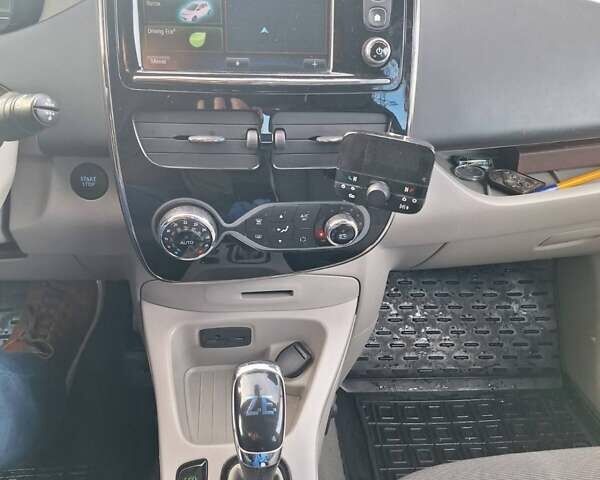 Серый Рено Зое, объемом двигателя 0 л и пробегом 86 тыс. км за 7700 $, фото 8 на Automoto.ua