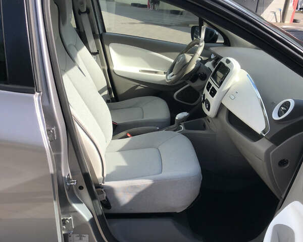 Серый Рено Зое, объемом двигателя 0 л и пробегом 81 тыс. км за 6999 $, фото 13 на Automoto.ua