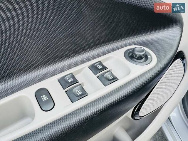 Серый Рено Зое, объемом двигателя 0 л и пробегом 85 тыс. км за 8444 $, фото 66 на Automoto.ua