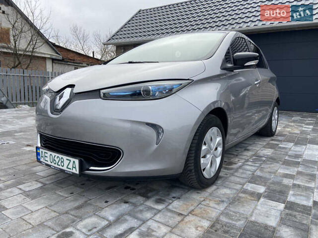 Серый Рено Зое, объемом двигателя 0 л и пробегом 155 тыс. км за 8100 $, фото 3 на Automoto.ua