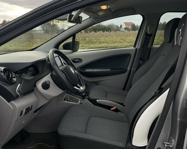 Серый Рено Зое, объемом двигателя 0 л и пробегом 42 тыс. км за 8100 $, фото 5 на Automoto.ua