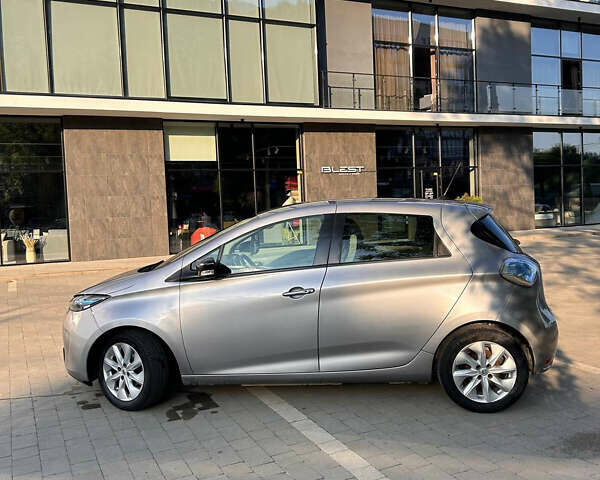 Серый Рено Зое, объемом двигателя 0 л и пробегом 125 тыс. км за 7500 $, фото 9 на Automoto.ua