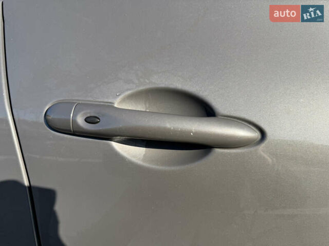 Серый Рено Зое, объемом двигателя 0 л и пробегом 118 тыс. км за 8950 $, фото 8 на Automoto.ua