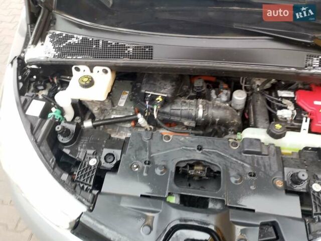 Серый Рено Зое, объемом двигателя 0 л и пробегом 44 тыс. км за 6500 $, фото 18 на Automoto.ua