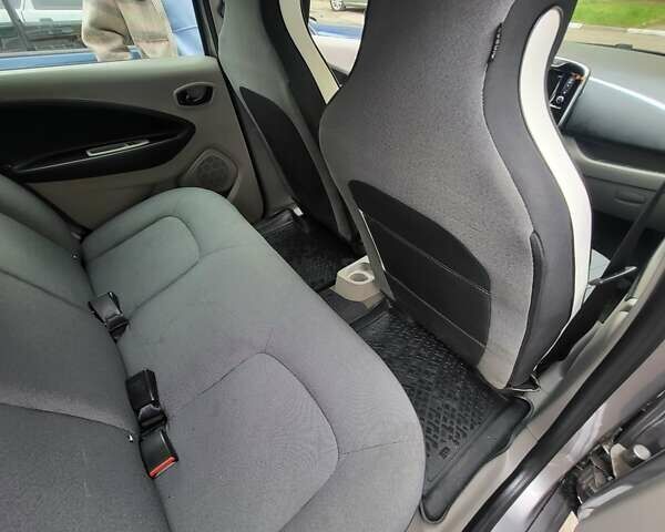 Серый Рено Зое, объемом двигателя 0 л и пробегом 90 тыс. км за 7400 $, фото 12 на Automoto.ua