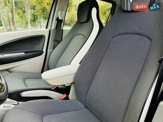 Серый Рено Зое, объемом двигателя 0 л и пробегом 85 тыс. км за 8444 $, фото 70 на Automoto.ua