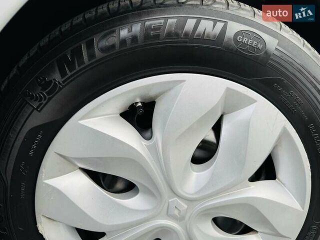 Серый Рено Зое, объемом двигателя 0 л и пробегом 85 тыс. км за 8444 $, фото 13 на Automoto.ua