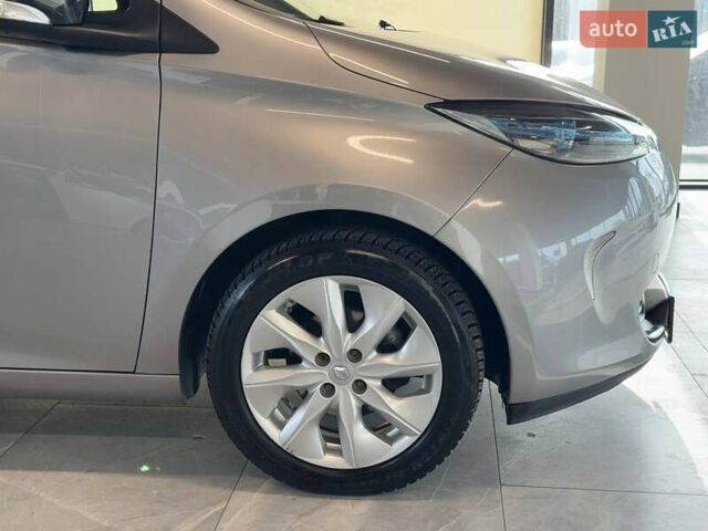 Серый Рено Зое, объемом двигателя 0 л и пробегом 61 тыс. км за 7300 $, фото 9 на Automoto.ua