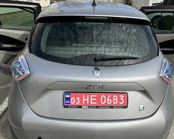 Серый Рено Зое, объемом двигателя 0 л и пробегом 112 тыс. км за 6500 $, фото 10 на Automoto.ua