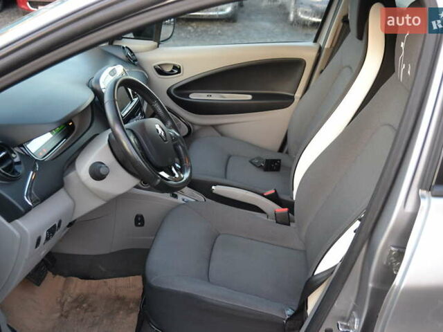 Серый Рено Зое, объемом двигателя 0 л и пробегом 98 тыс. км за 6999 $, фото 13 на Automoto.ua
