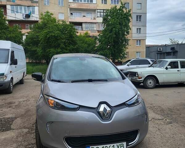 Серый Рено Зое, объемом двигателя 0 л и пробегом 90 тыс. км за 7400 $, фото 5 на Automoto.ua