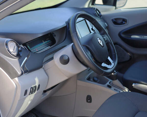 Серый Рено Зое, объемом двигателя 0 л и пробегом 52 тыс. км за 8200 $, фото 18 на Automoto.ua
