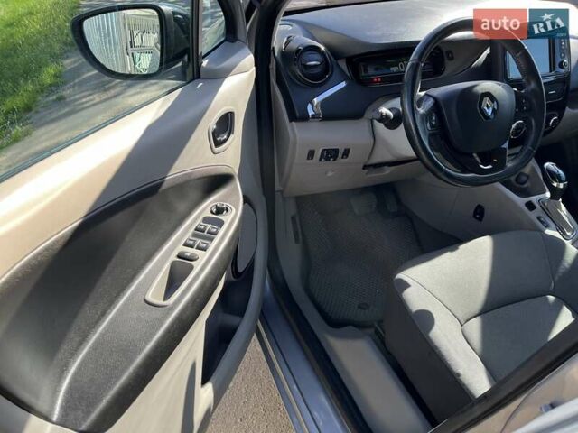 Серый Рено Зое, объемом двигателя 0 л и пробегом 113 тыс. км за 8000 $, фото 7 на Automoto.ua