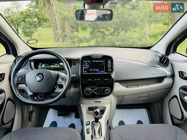 Серый Рено Зое, объемом двигателя 0 л и пробегом 85 тыс. км за 8444 $, фото 98 на Automoto.ua