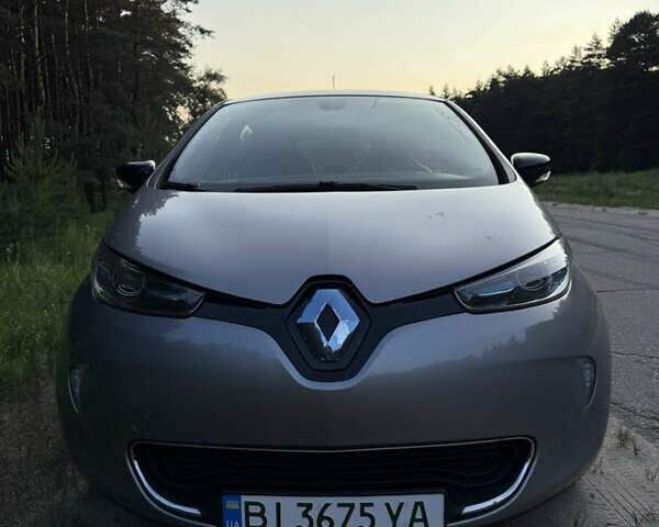 Серый Рено Зое, объемом двигателя 0 л и пробегом 56 тыс. км за 8000 $, фото 1 на Automoto.ua