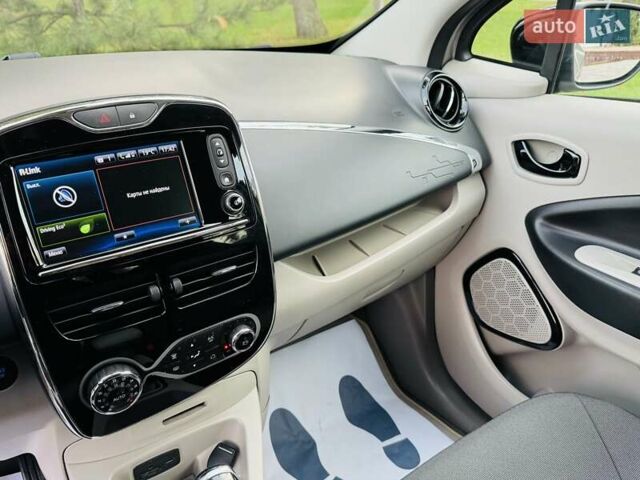 Серый Рено Зое, объемом двигателя 0 л и пробегом 85 тыс. км за 8444 $, фото 78 на Automoto.ua