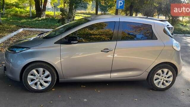 Серый Рено Зое, объемом двигателя 0 л и пробегом 80 тыс. км за 7200 $, фото 3 на Automoto.ua