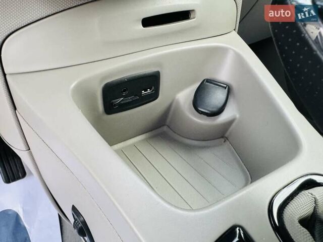 Серый Рено Зое, объемом двигателя 0 л и пробегом 85 тыс. км за 8444 $, фото 82 на Automoto.ua