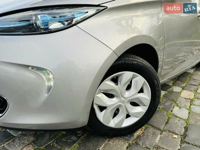 Серый Рено Зое, объемом двигателя 0 л и пробегом 85 тыс. км за 8444 $, фото 8 на Automoto.ua