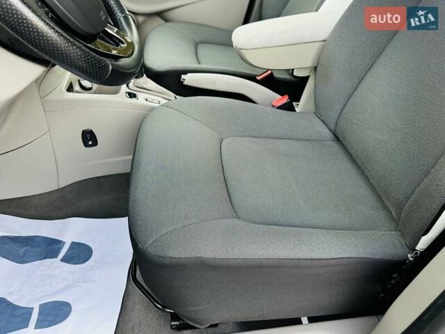 Серый Рено Зое, объемом двигателя 0 л и пробегом 85 тыс. км за 8444 $, фото 69 на Automoto.ua